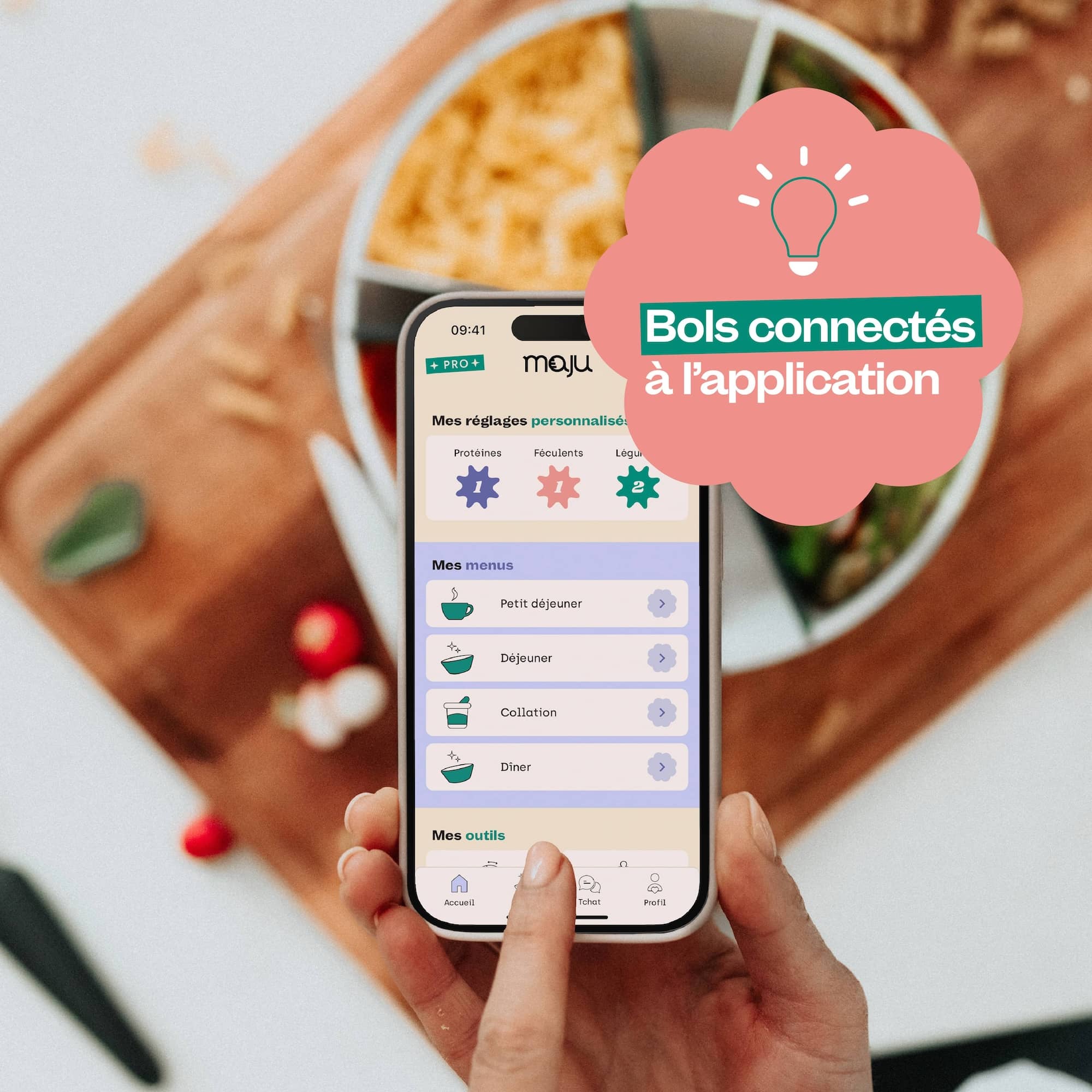 Les bols maju sont connectés à une application.1 bol maju de couleur kaki et 1 bol maju de couleur blanc avec l'application maju ouverte sur un smartphone. [All]