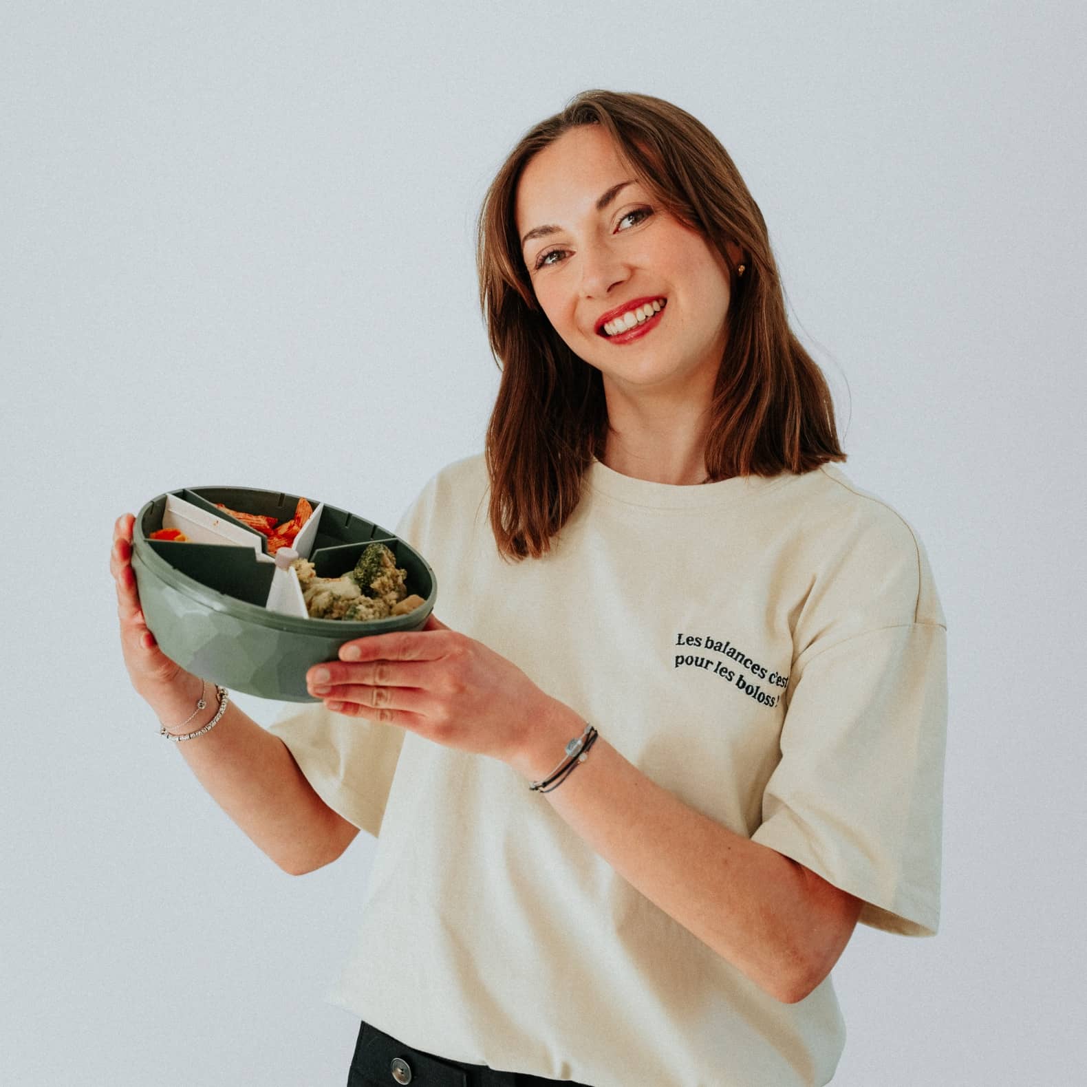 Photo portrait de Margaux, diététicienne nutritionniste diplômée d'état chez maju, tenant dans la main le bol maju.