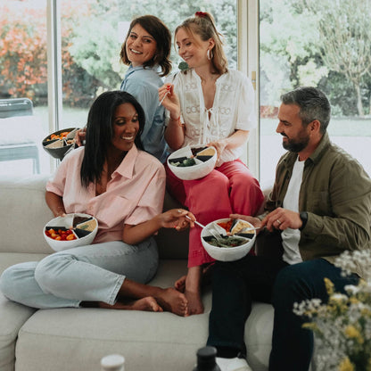 Photo d'une famille utilisant chacun leur bol maju pour rééquilibrer leur alimentation. [Anthracite et blanc][Crème et kaki]