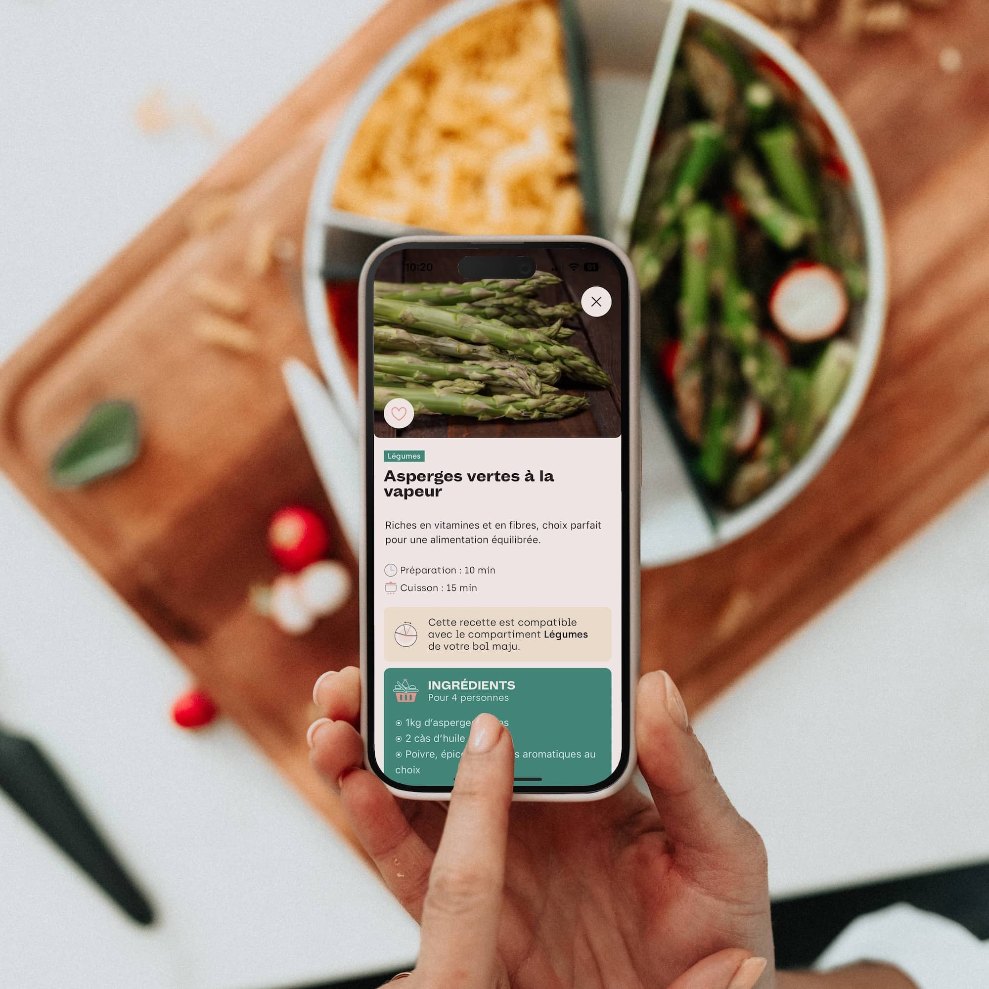 Téléphone montrant une recette d'asperges vertes à la vapeur sur l'application maju. 