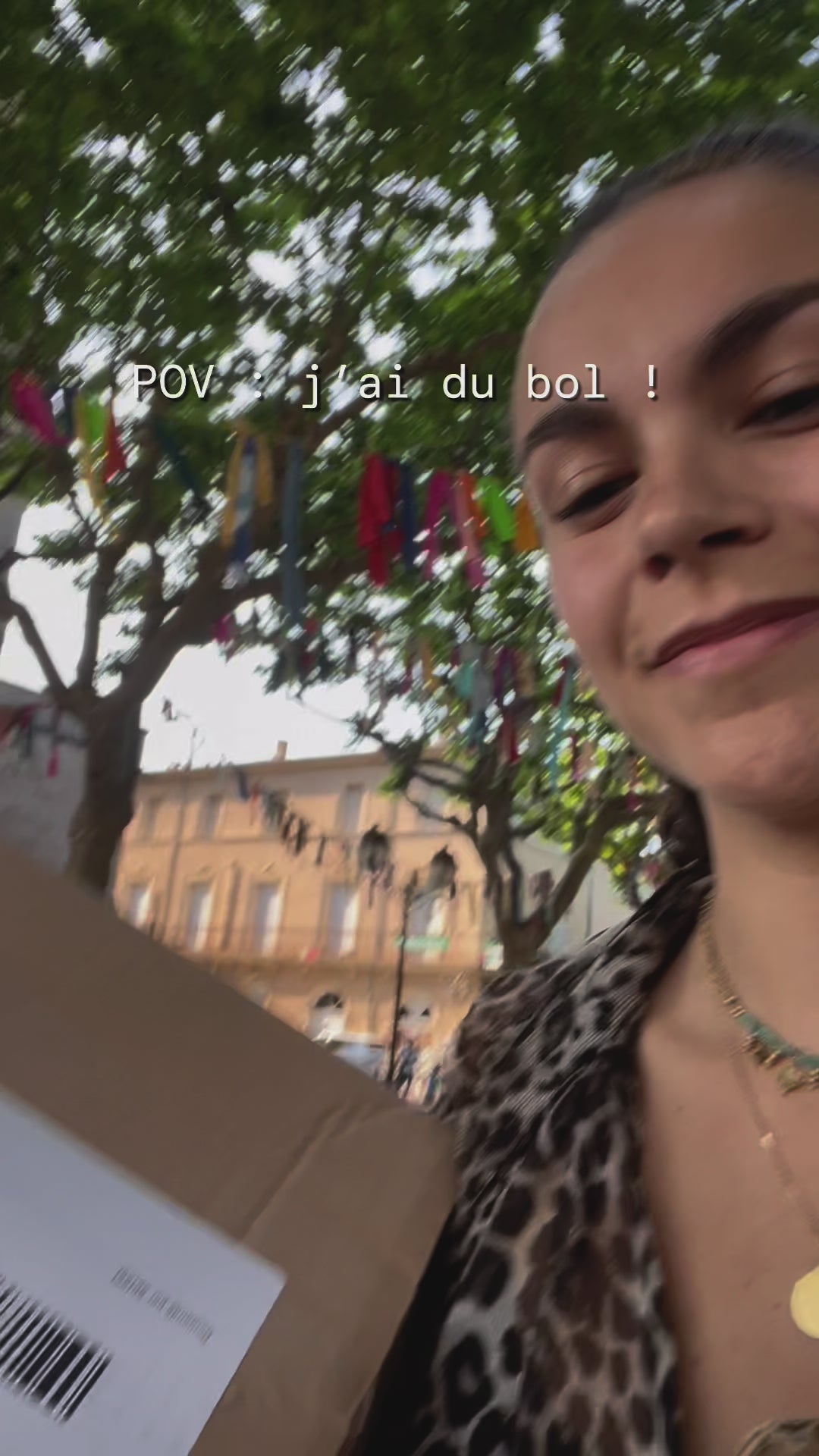 Load video: Vidéo de Emma qui ouvre son colis qui contient le bol maju, et explique son fonctionnement. 